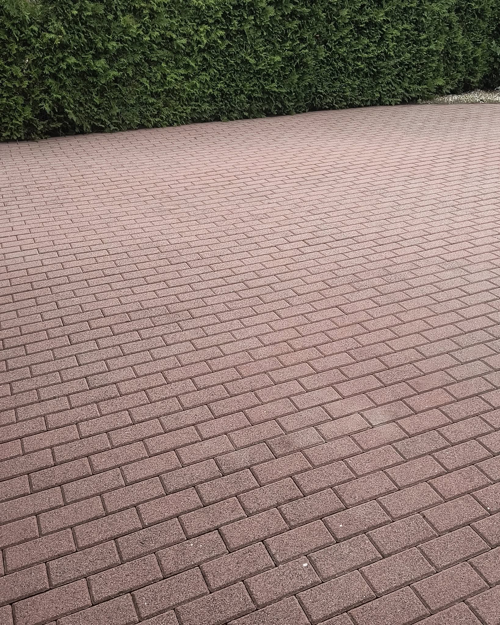 Odnowiona nawierzchnia z kostki brukowej przy ogrodzeniu