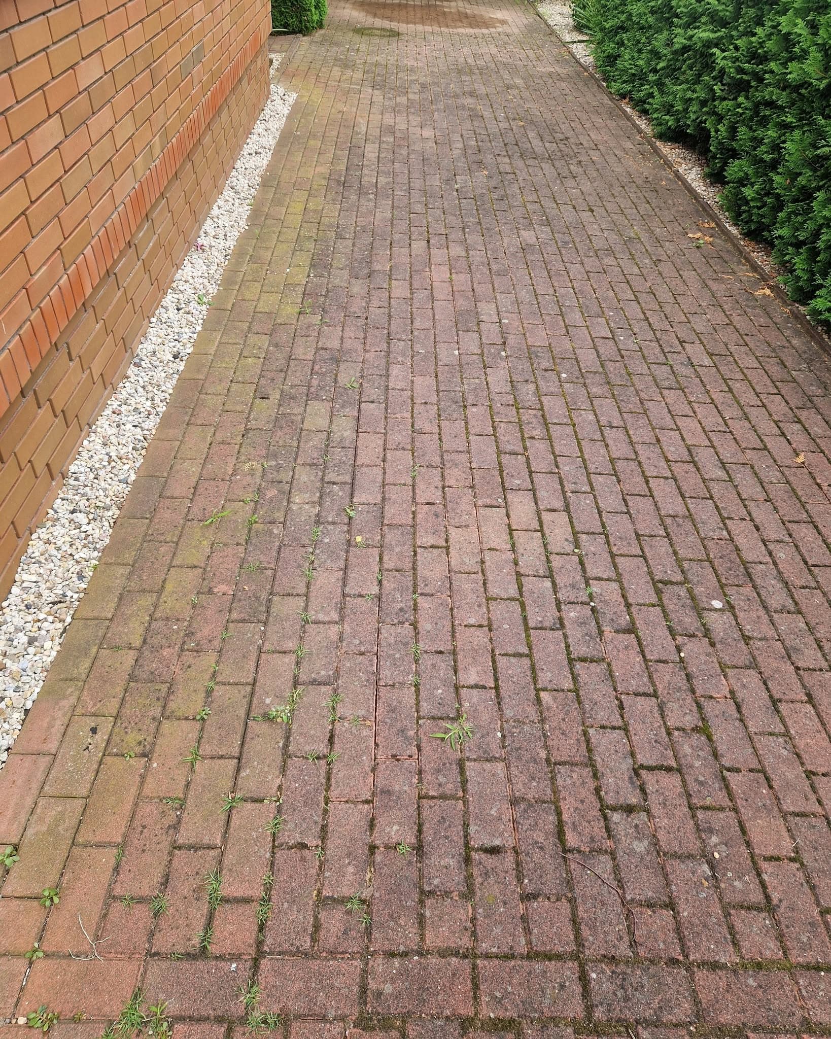 Czyszczenie kostki brukowej myjką ciśnieniową na podjeździe