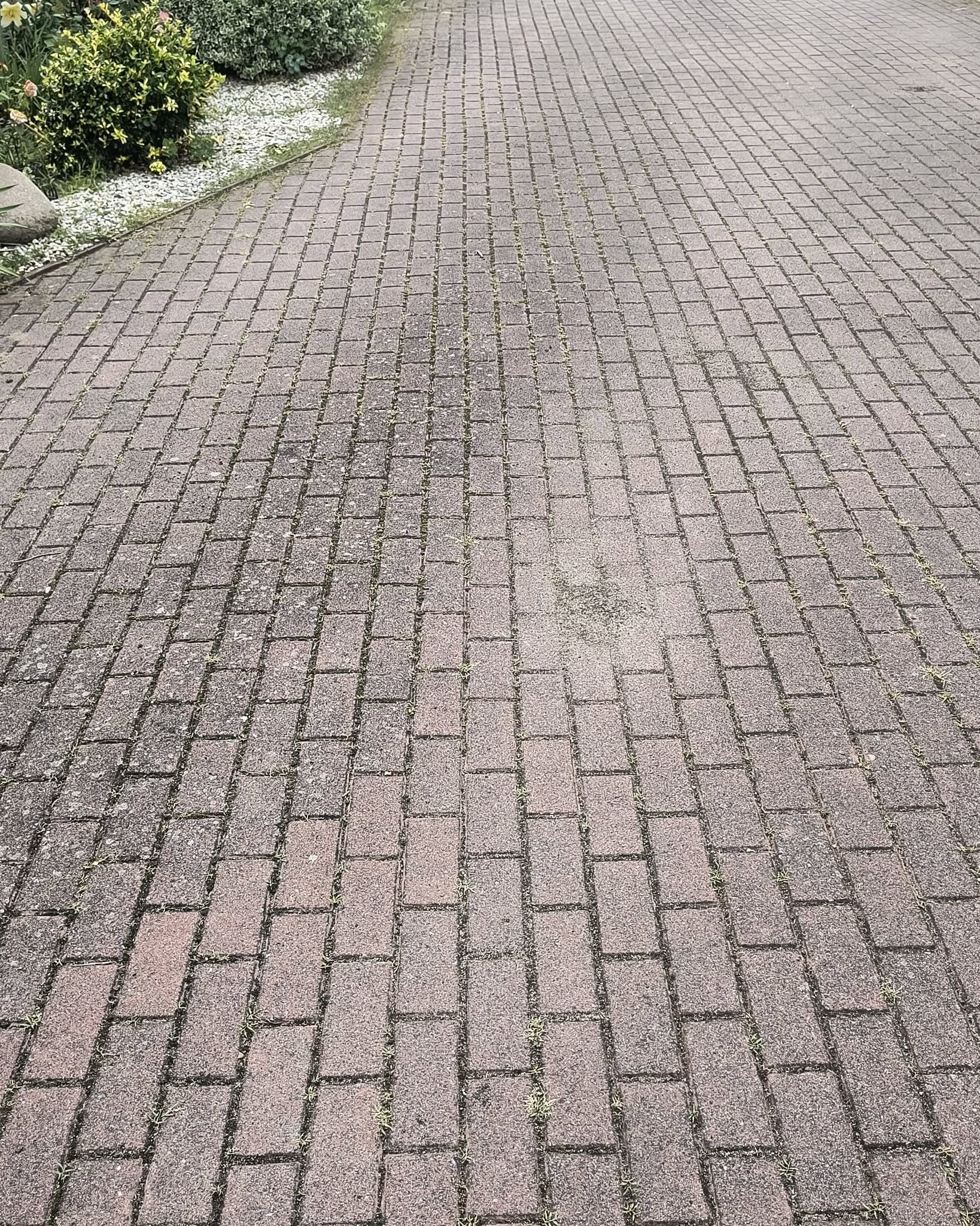 Czyszczenie podjazdu z kostki brukowej przed domem
