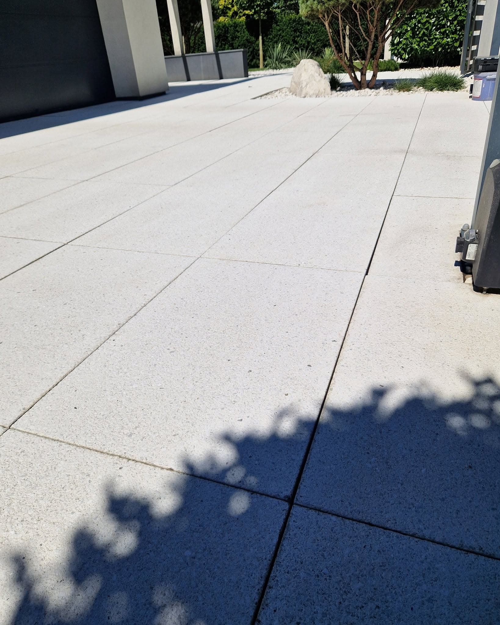 Czyszczenie tarasu z płyt betonowych myjką ciśnieniową